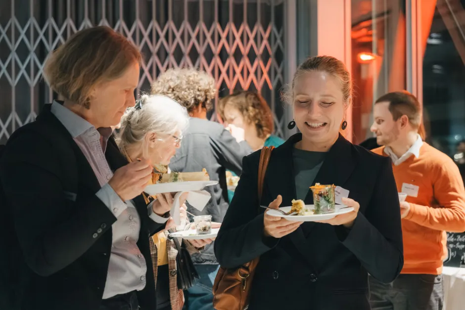 Auch am Bufett wird miteinander diskutiert